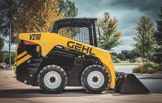 GEHL V210 – услуги с мини челен товарач
